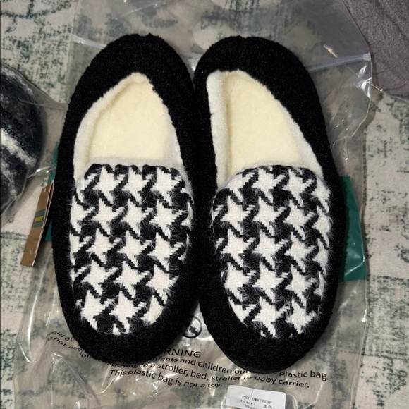 Cozy Black and White Women's Slippers - Picture 4 of 6